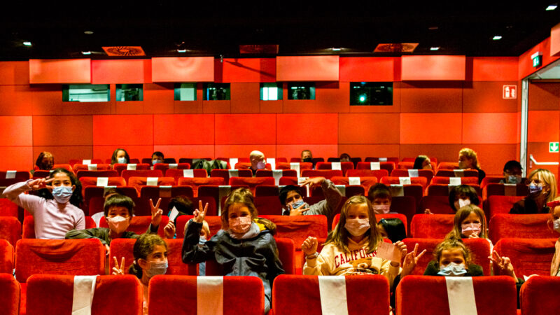 Schüler:innen freuen sich auf spannende Kinoerlebnisse. © Olver Leicht